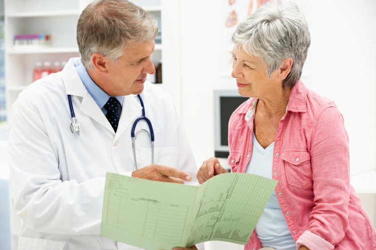 Medic în consultație cu o pacientă vârstnică, serviciu medical la căminul de bătrâni Floreasca din București